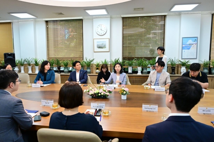 미 아시아재단 청년 프로그램 참석자 접견하는 최호정 의장