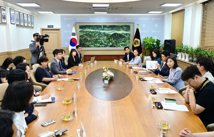 미 아시아재단 청년 프로그램 참석자 접견하는 최호정 의장