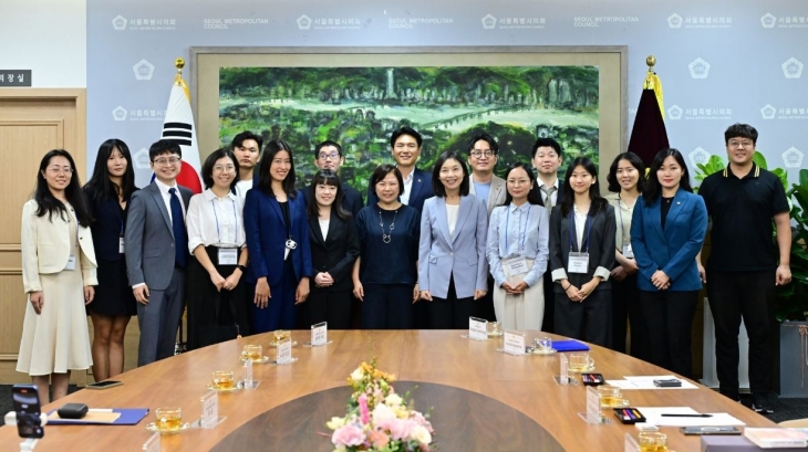 미 아시아재단 청년 프로그램 참석자들과 단체사진 찍는 최호정 의장