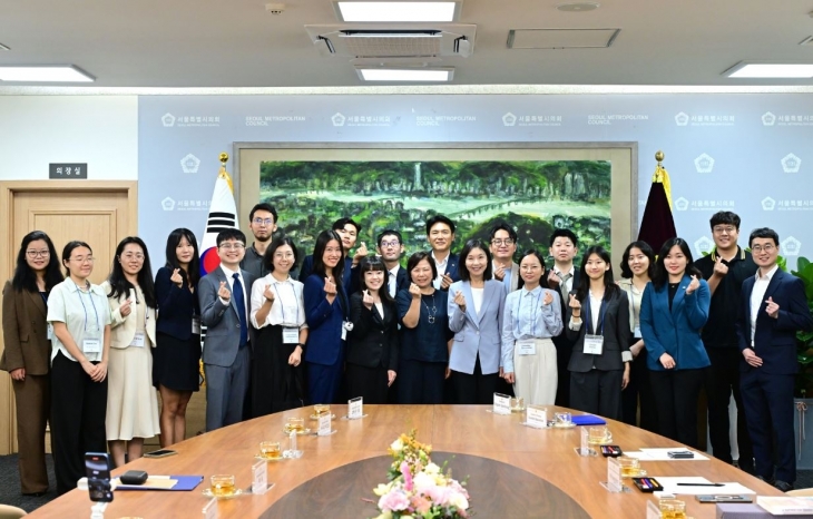 미 아시아재단 청년 프로그램 참석자들과 단체사진 찍는 최호정 의장