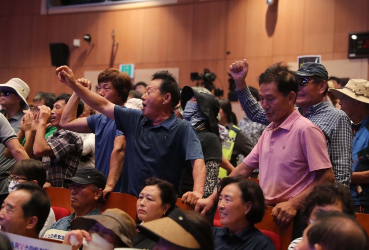 26일 충남 청양 문화예술회관에서 열린 김태흠 충남지사의 도민과의 대화에서 주민들이 댐 건설 계획에 반대한다는 내용의 구호를 외치고 있다. 연합뉴스