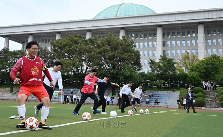 26일 국회운동장에서 열린 제22대 국회개원 기념 여·야 국회의원 축구대회에서  시축을 하고 있다. 왼쪽부터 송석준 국민의힘 의원, 박찬대 더불어민주당 원내대표, 우원식 국회의장, 한동훈 국민의힘 대표, 주호영 국회부의장. 2024.8.26안주영 전문기자