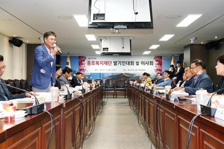 정문헌(왼쪽 첫 번째) 서울 종로구청장이 지난달 5일 구청 기획상황실에서 열린 종로복지재단 발기인대회 및 이사회에서 인사말을 하고 있다. 종로구 제공