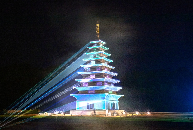 전북 익산시가 9월에 차별화된 축제가 펼쳐지는 관광도시로 탈바꿈한다. 6일부터 10월 6일까지 한 달 동안 백제 최대의 사찰 미륵사지 일대에서 화려하게 펼쳐지는 ‘미륵사지 국가유산 미디어아트’가 대표 축제다. 과거와 현대를 잇는 기술과 예술의 융합으로 빚어낸 미륵사지 석탑의 비밀 미디어아트.  익산시 제공