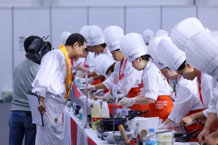 지난해 NS푸드페스타 요리 경연 참가자들이 조리에 정성을 쏟고 있다. 익산시 제공