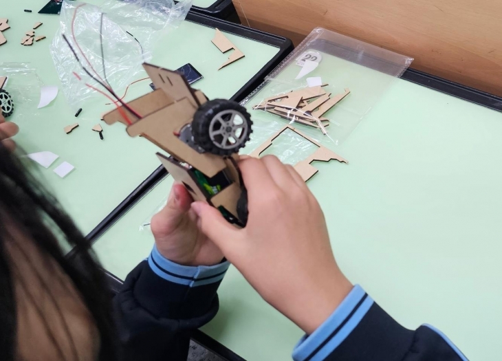 지난해 서울 광진구가 진행한 미래사회 직업체험에 참여한 한 학생이 친환경 자동차 모형을 만들고 있다. 광진구 제공