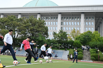 여야, 2년 만에 친선 축구… 결과는 1대1 ‘상생’