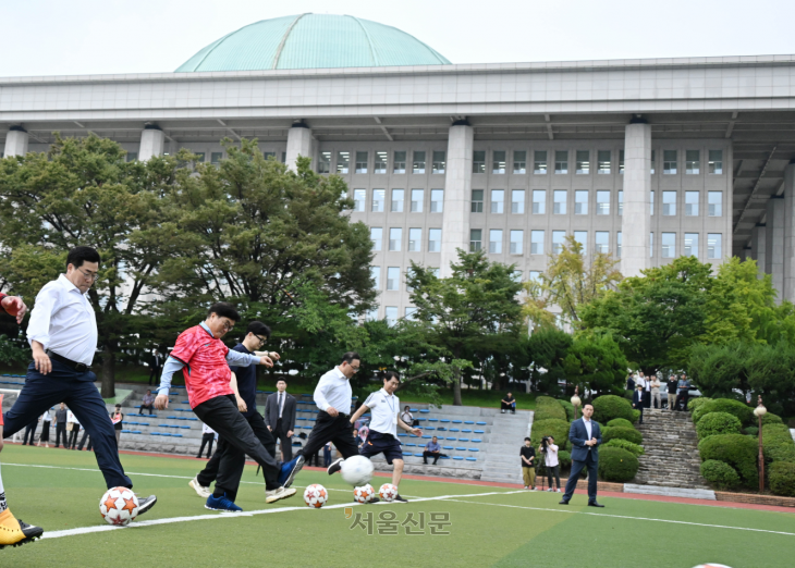 9월 정기국회를 앞두고 26일 서울 여의도 국회 운동장에서 열린 여야 국회의원 축구대회에서 참가자들이 경기에 앞서 시축을 하고 있다. 왼쪽부터 박찬대 더불어민주당 원내대표, 우원식 국회의장, 한동훈 국민의힘 대표, 주호영 국회부의장. 안주영 전문기자