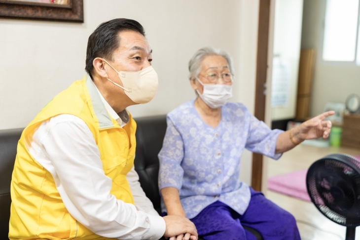 지난 21일 이재준 수원시장이 수원새빛돌봄 1년을 맞아 지역 내 새빛돌봄 이용 가구를 방문했다. 수원시 제공
