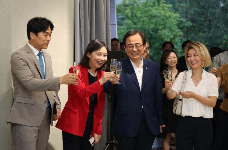 김형재 의원(왼쪽에서 세 번째)이 서울시발레단 창단 첫 공연 행사에 참석한 서울시의원들과 건배를 하고 있다.