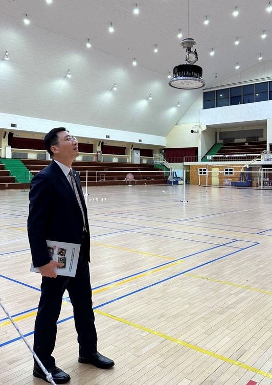 학교시설개선 현황 확인하는 고광민  의원