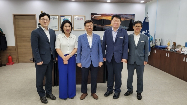 성남시 과학고 유치 통합 실무협의체는 26일 시청에서 회의를 열고 성남교육지원청이 지난달 15~26일 진행한 ‘성남지역 일반고(27개교)의 과학고 전환’ 희망학교 수요조사 결과를 공유하고 각계 의견을 수렴했다. 신상진(왼쪽 3번째) 시장이 회의후 관계자들과 사진을 찍고 있다. 성남시 제공