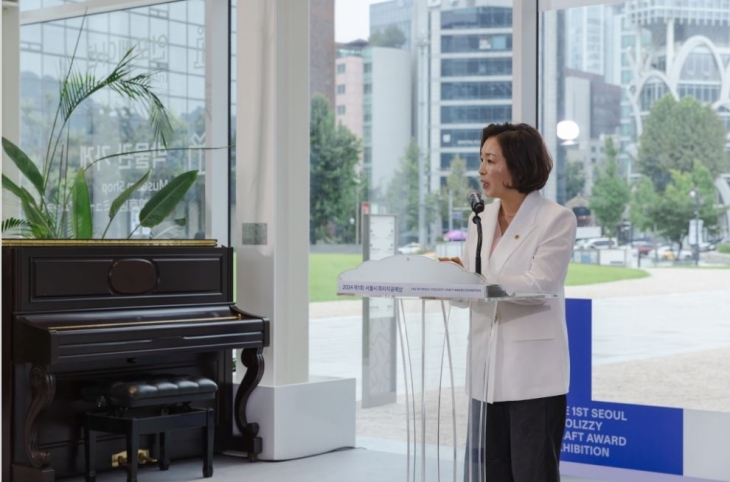 지난 26일 열린 제1회 서울시 유리지공예상 시상식에 참석한 김경 위원장이 인사말을 하고 있다.