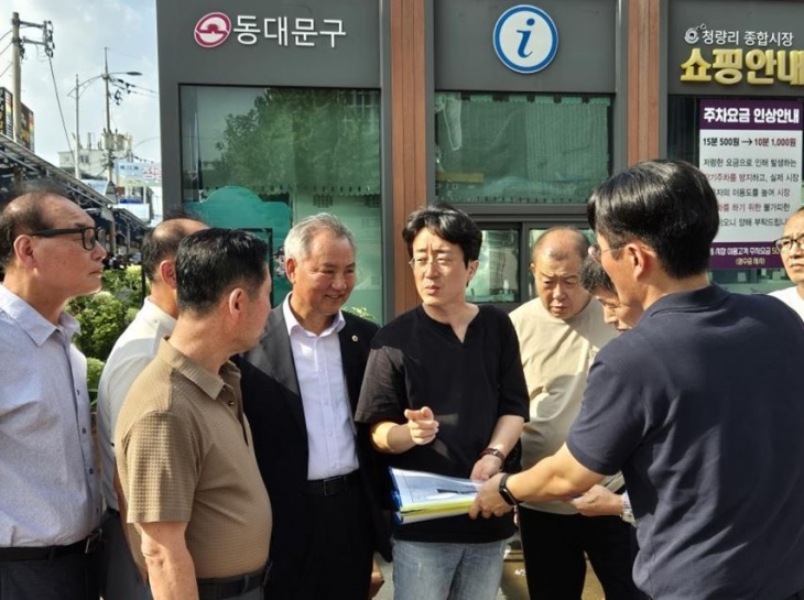 지난 23일, 청량리청과물시장 1번 출구 앞에서 시장 관계자들과 함께 서울시 교통운영과장으로부터 횡단보도 설치 관련 추진현황을 듣고 의견을 나눈 이병윤 위원장(뒷줄 왼쪽에서 세 번째)