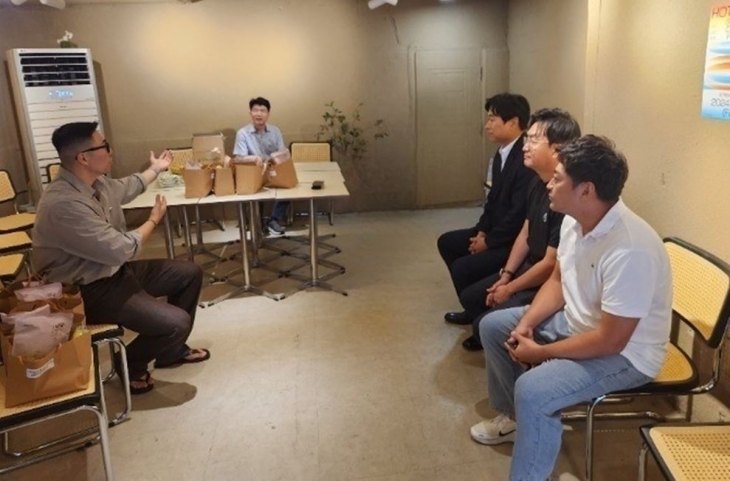 지난 24일 청년봉사단 ‘엘로힘’, ‘노랑하자’와 함께 파지줍는 어르신 지원활동에 참여한 이상욱 의원(오른쪽 가운데)