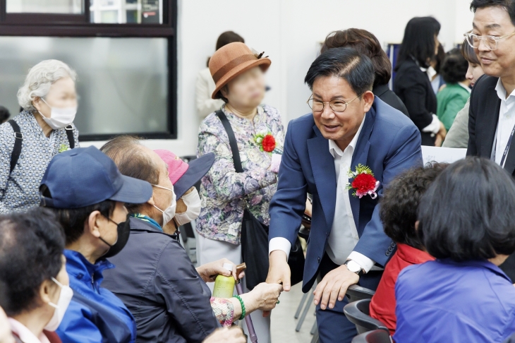 박강수(오른쪽) 서울 마포구청장이 지난 5월 어버이날 기념 ‘어르신과의 동행’ 행사에 참석해 노인들에게 인사하고 있다. 마포구 제공