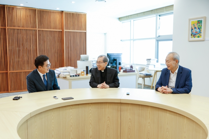 좌측부터 김동연 경기도지사와, 함세웅 신부, 이석태 이사. 경기도 제공