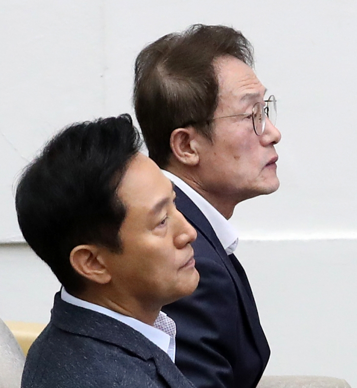 오세훈(앞 줄) 서울시장과 조희연 서울시교육감이 28일 오전 서울 중구 서울시의회에서 열린 ‘제326회 시의회 임시회 제2차 본회의’에서 나란히 자리하고 있다.   뉴스1