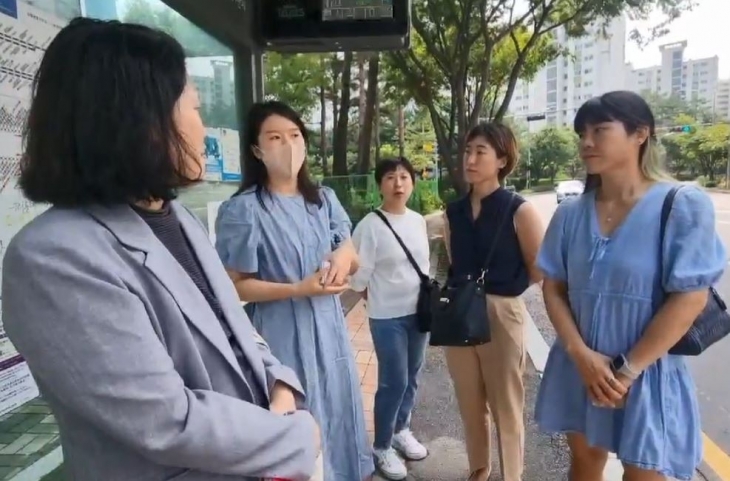 지역 주민들과 함께 버스 탑승을 준비하는 박춘선 의원