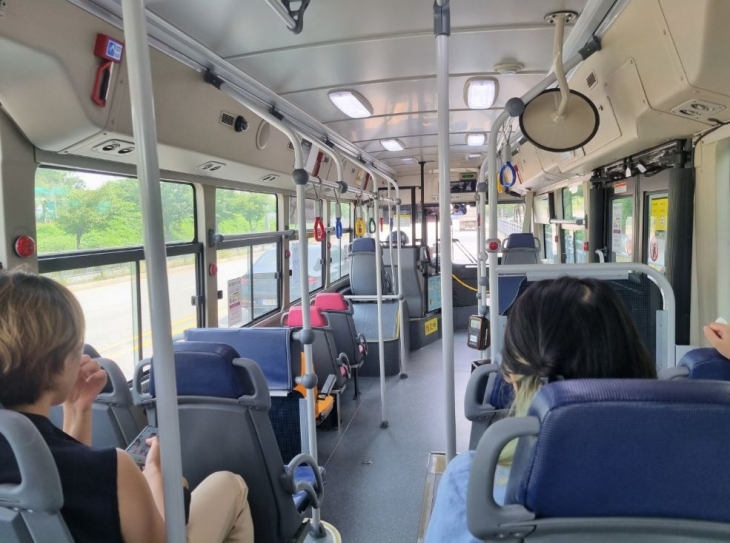 아직은 한산한 3324번 버스 내부