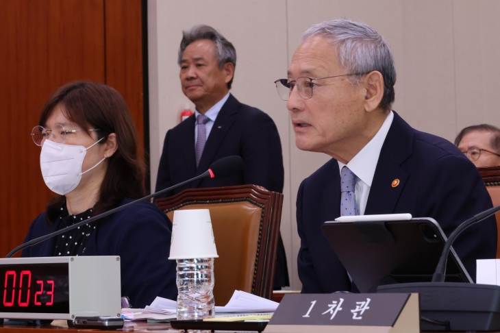 유인촌 문화체육관광부 장관이 26일 오전 국회에서 열린 문화체육관광위원회 전체회의에서 위원 질의에 답하고 있다. 왼쪽부터 장미란 문화체육관광부 제2차관, 이기흥 대한체육회장, 유인촌 장관. 2024.8.26 연합뉴스