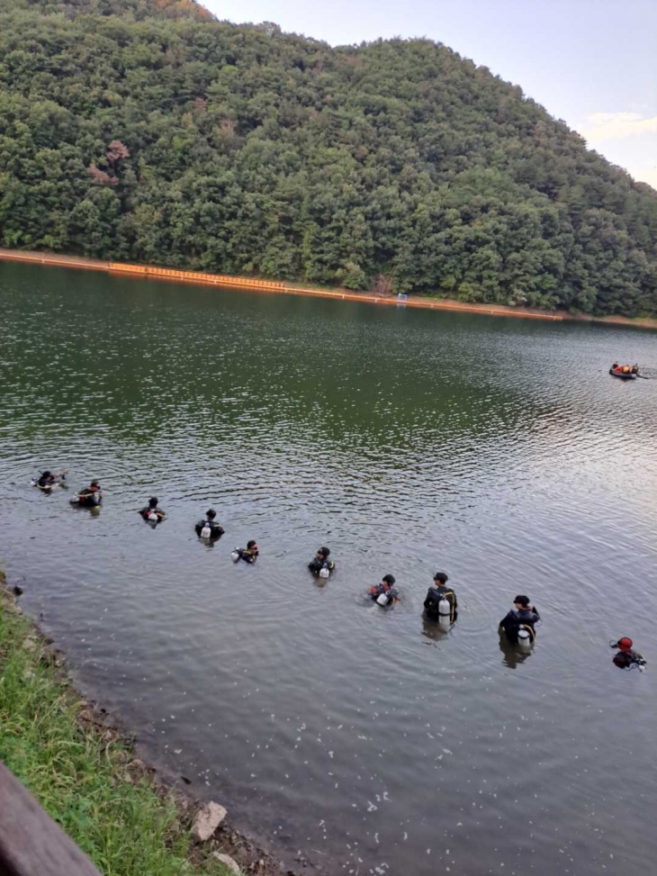 홍천 대룡저수지서 실종자 수색 작업 중인 소방