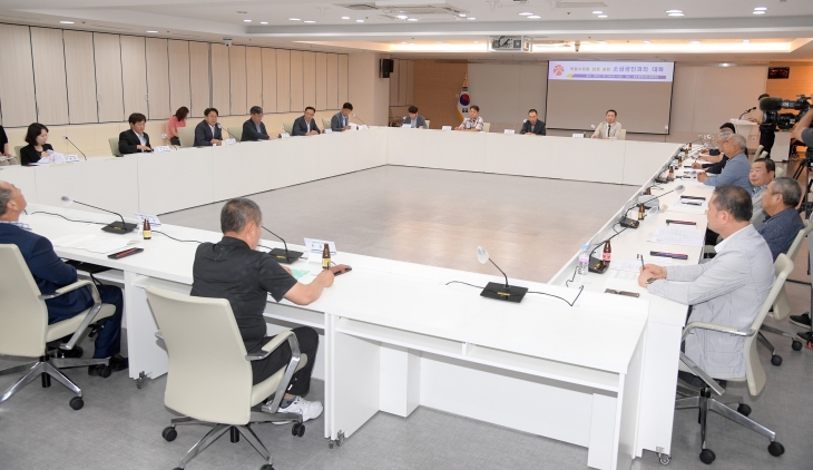 강기정 광주시장이 지난달 23일 시청 중회의실에서 열린 소상공인과의 간담회에 참석, 대규모 유통시설 입점에 관한 지역 소상공인들의 의견을 수렴하고 있다. 광주시 제공