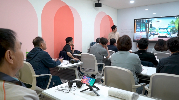 서울 중랑구의 시니어 대상 영상 제작 프로그램 진행 모습. 중랑구 제공