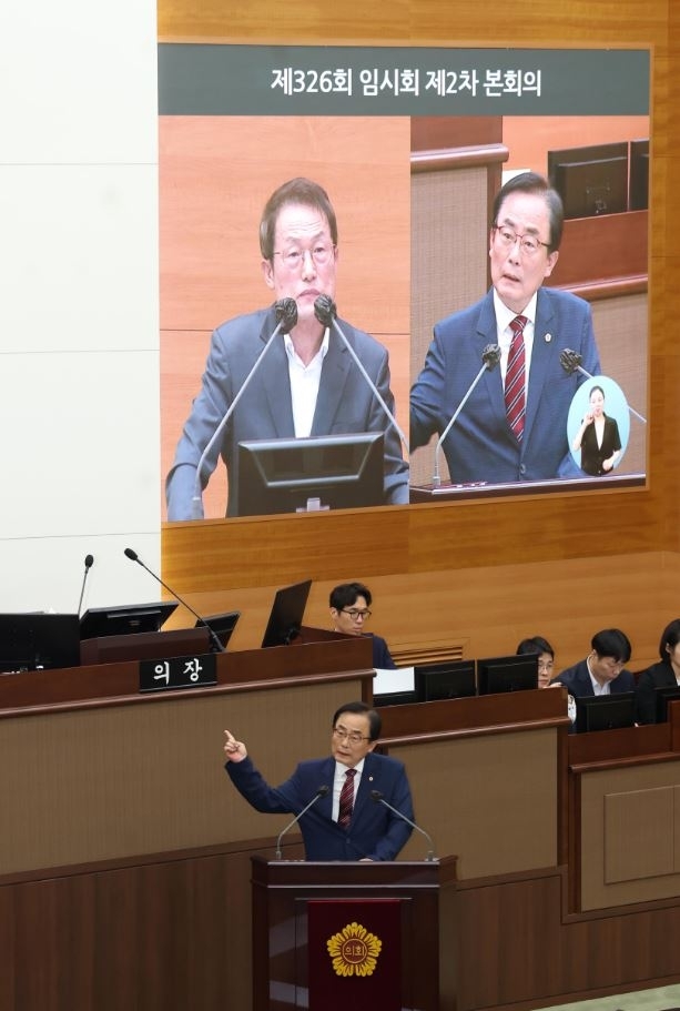 서울시의회 제326회 임시회 2차 본회의 시정질문에서 김형재 의원이 조희연 서울시교육감에게 질의하고 있다.