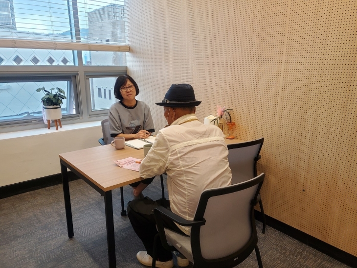노원 어르신 상담센터에서 한 어르신이 상담을 받고 있다.   노원구 제공