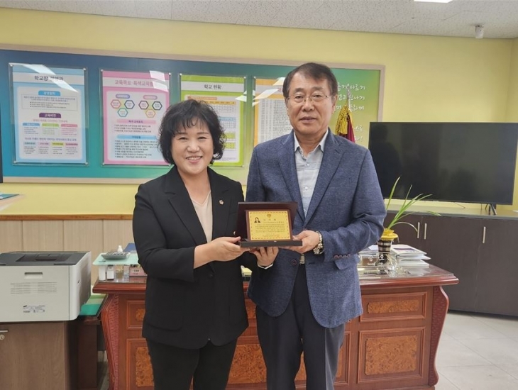 지난 26일 연촌초등학교에서 학교시설개선을 통한 교육환경개선 유공으로 ‘감사패’를 받은 봉양순 의원