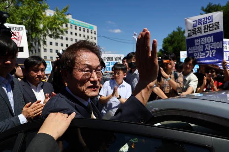 조희연 서울시교육감이 29일 서울시 교육청에서 대법원 선고에 대한 입장발표 후 청사를 나서고 있다. 홍윤기 기자