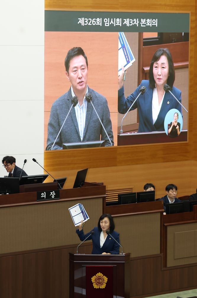29일 제3차 시정질문에서 오세훈시장에게 질의하는 이영실 의원