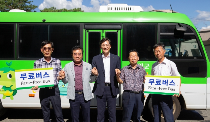 영암군이 ‘누구나 무료버스’ 시승식을 하고 있다.
