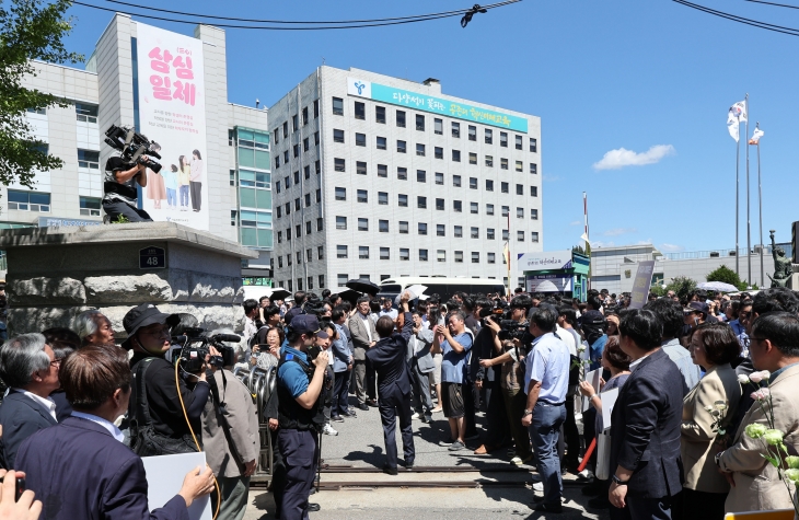 조희연 서울시교육감이 29일 오후 서울 종로구 서울특별시교육청에서 대법원 선고에 대한 입장발표를 마친 뒤 나서고 있다. 홍윤기 기자