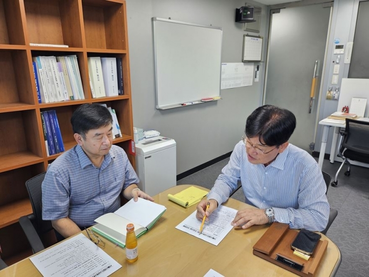 시립(가재울) 도서관 추진 현황을 점검하는 김용일 의원(오른쪽)