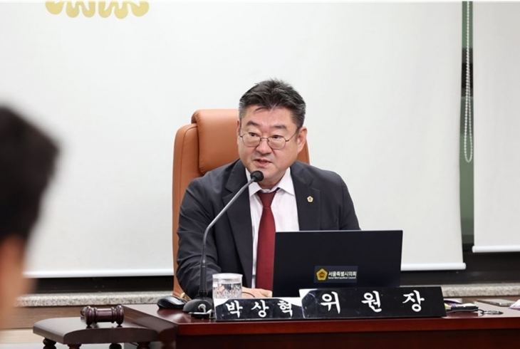 사진은 박상혁 교육위원장이 지난 7월 29일 열린 제325회 임시회 교육위원회 회의에서 의사 진행을 하고 있다.