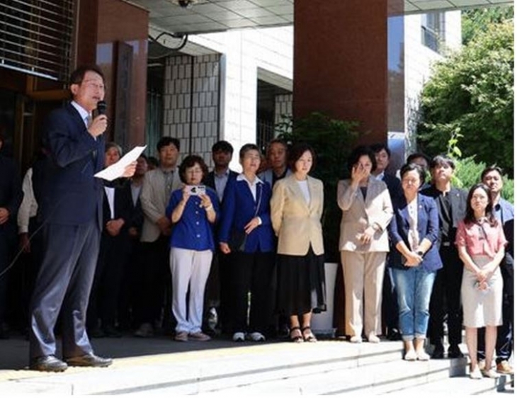 입장문을 발표하고 있는 조희연 교육감, 뒤쪽 기둥 앞 왼쪽 김경 위원장