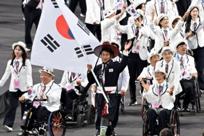 [포토] 태극기 흔들며 입장하는 파리 패럴림픽 대한민국 선수단