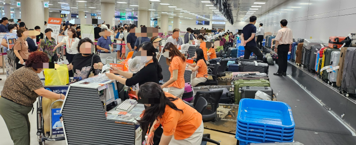 29일 오후 4시쯤 제주국제공항 3층 출발장 진에어와 제주항공 탑승수속 카운터가 수하뭄을 맡기려는 승객들이 한꺼번에 몰리면서 정체현상이 빚어지고 있다. 이로 인해 수하물 컨베이어 벨트가 날마다 느리게 움직여 수하물 위탁이 최소 30분 이상 소요되고 있다. 제주 강동삼 기자