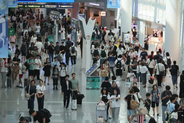 인천국제공항 1터미널 면세구역이 휴가철을 맞아 해외로 떠나려는 여행객들로 붐비고 있다. 2024.8.4 연합뉴스