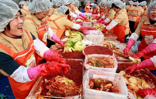 김치와 같은 발효식품 속 미생물은 인간의 체내 미생물과 일치하는 것으로 확인됐다. 그야말로 먹는 것에 따라 그 사람이 달라진다는 말이다.  네이처 제공