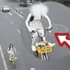 자전거 탈 때 폰 보지만 않으면 괜찮다?…손에 쥐고 타다 사망한 中여성(영상)