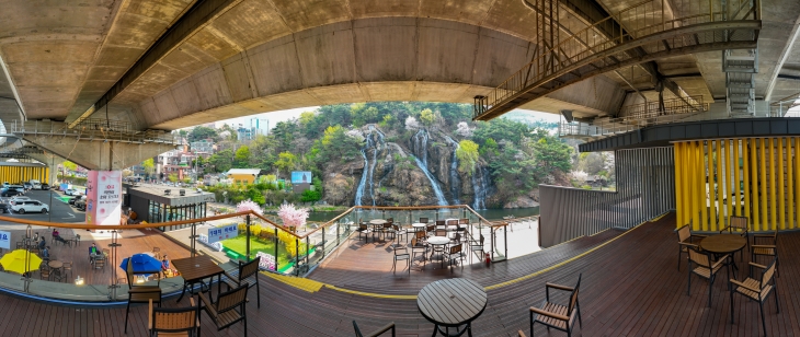 서울 서대문구 홍제천 인공폭포와 그 앞에 조성된 수변 노천 카페 ‘카페 폭포’의 모습. 서대문구 제공