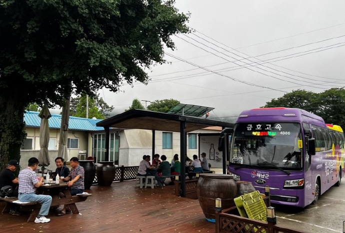 해남군 삼산 주조장 찾은 관광객. 해남군 제공