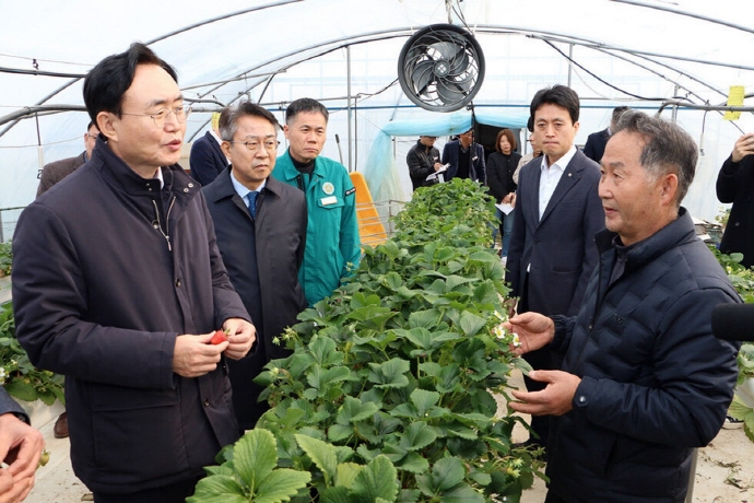 윤병태 나주시장이 일조량 부족에 따른 농작물 피해 농가를 찾아 피해상황을 점검하고 있다.  나주시 제공