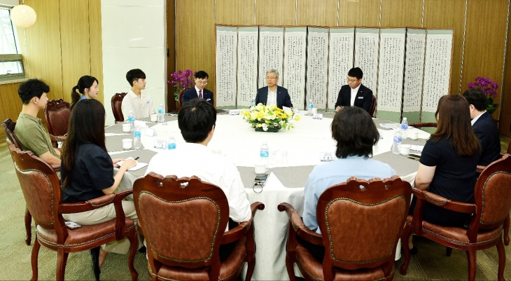 김동철 한전 사장이 지난달 30일 ‘수도전기공업고등학교’를 찾아 사회진출을 앞둔 재학생들과 이야기를 나누고 있다. 한국전력 제공