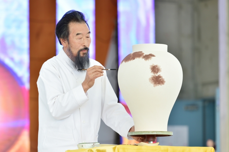 여주시 3호 박광천 도예 명장이 2024년 대한민국 도자공예부문  명장에 선정됐다. 여주시 제공