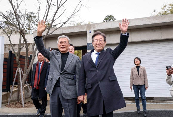 이재명 더불어민주당 대표가 지난 2월 4일 오후 경남 양산시 하북면 평산마을 문재인 전 대통령 사저에서 문 전 대통령과 지지자에게 손 인사하고 있다. 더불어민주당 제공