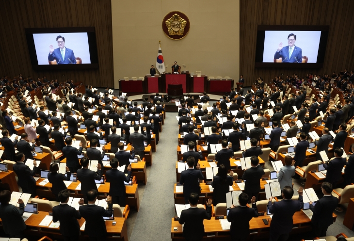 선서하는 제22대 국회의원들